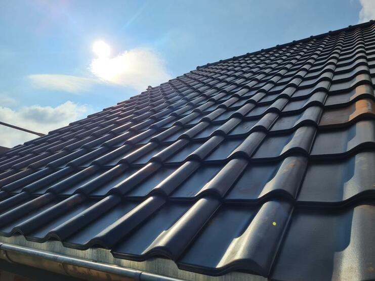 Detailaufnahme von schwarzen Dachziegeln