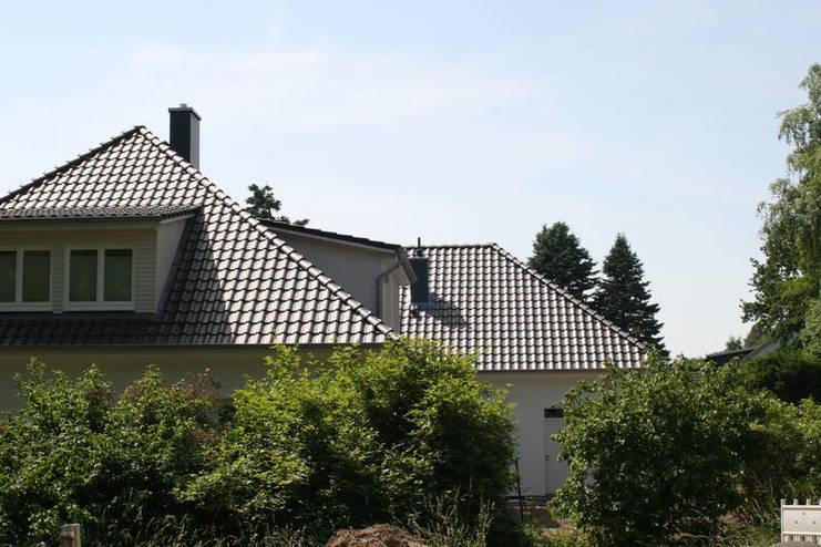 Blick auf ein großes Haus mit schwarzen Dachziegeln